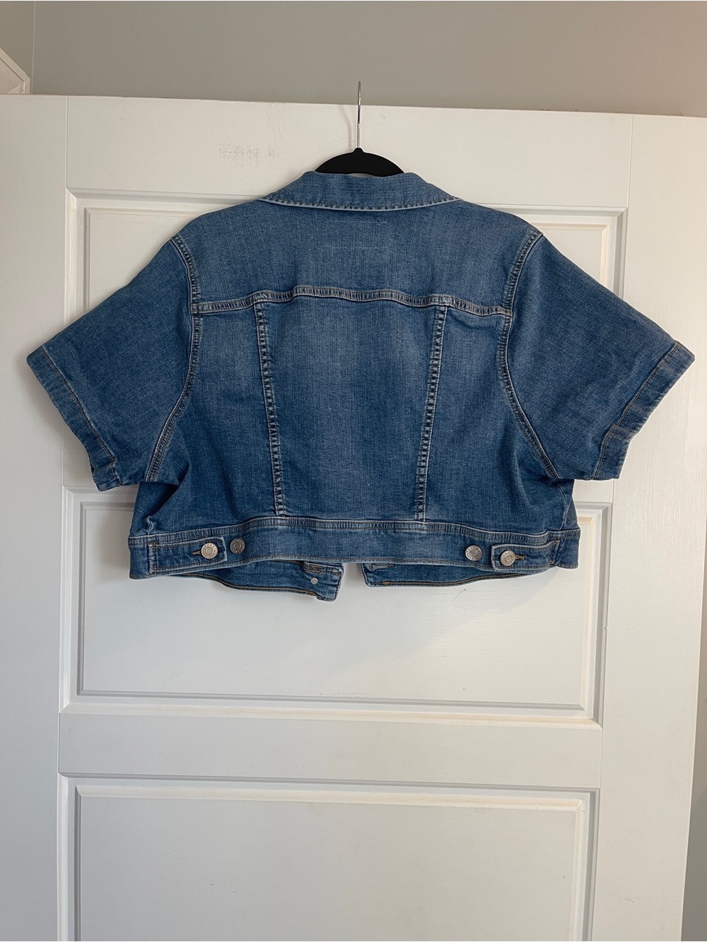 torrid Cropped Medium Wash Denim Jacket - Picture 3 of 8